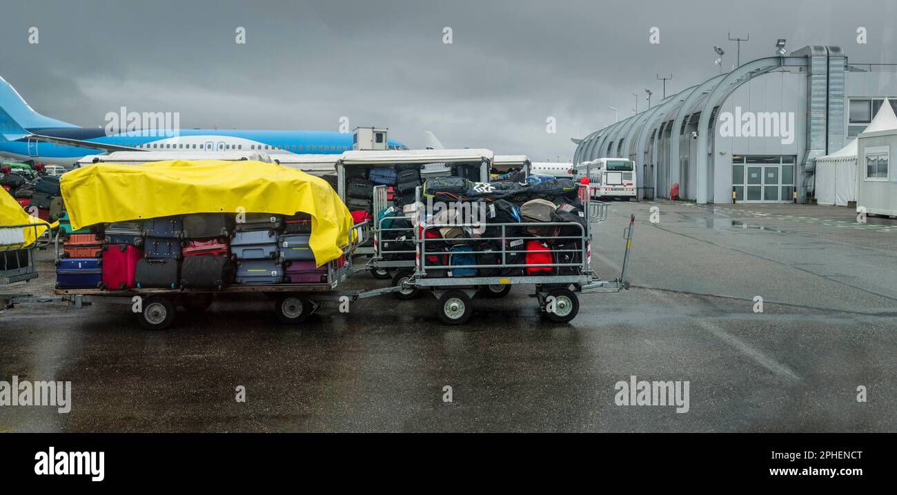 Bagagli sui carrelli in attesa di consegna turn aeroporto Foto Stock