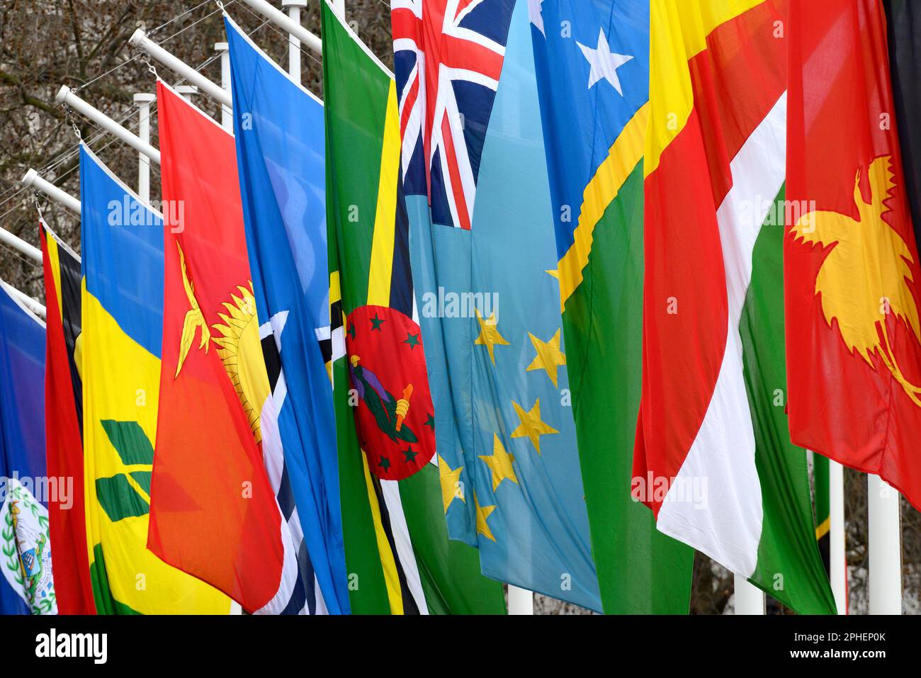 Londra, Inghilterra, Regno Unito. Bandiere dei paesi del Commonwealth intorno alla Piazza del Parlamento per la Giornata del Commonwealth, 13th 2023 marzo Foto Stock