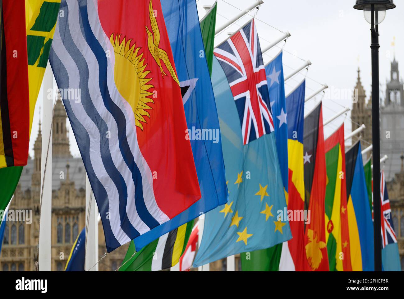 Londra, Inghilterra, Regno Unito. Bandiere dei paesi del Commonwealth intorno alla Piazza del Parlamento per la Giornata del Commonwealth, 13th 2023 marzo Foto Stock