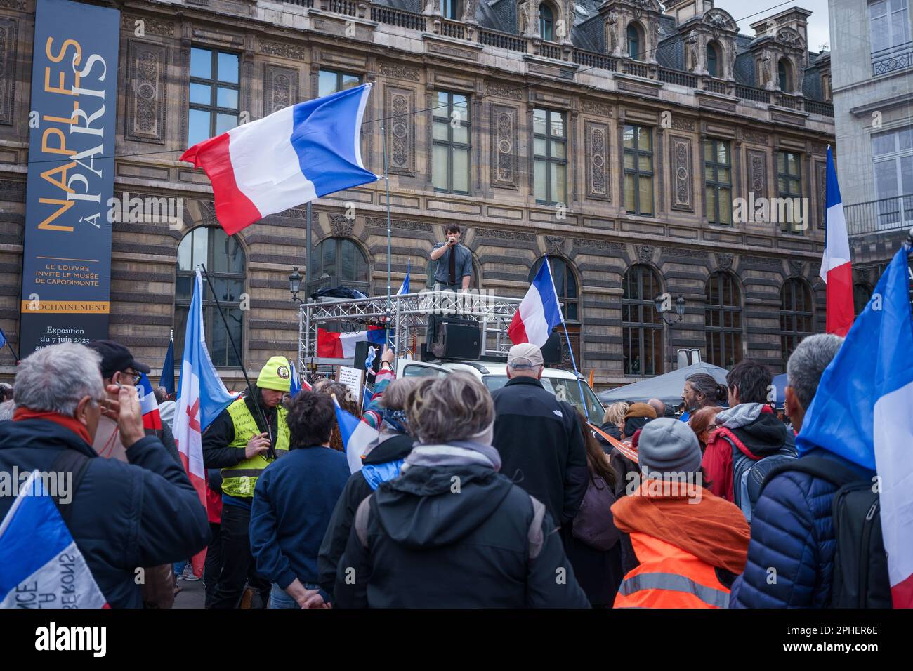 Parigi, Francia. Marzo 25, 2023. Protesta contro la riforma delle pensioni fuori dal Palazzo reale. Foto Stock