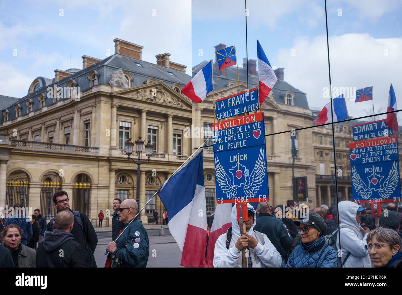 Parigi, Francia. Marzo 25, 2023. Protesta contro la riforma delle pensioni, con i manifestanti che tengono un cartello davanti al Palais-Royal. Foto Stock