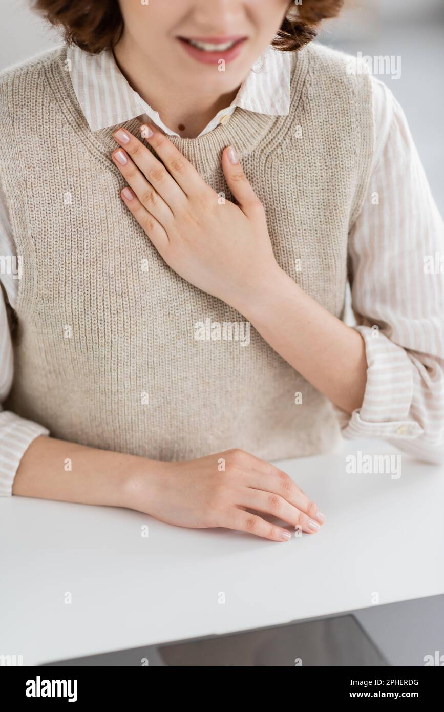 vista ritagliata dell'insegnante di linguaggio dei segni che mostra prego la parola durante la lezione in linea sul laptop, immagine di scorta Foto Stock
