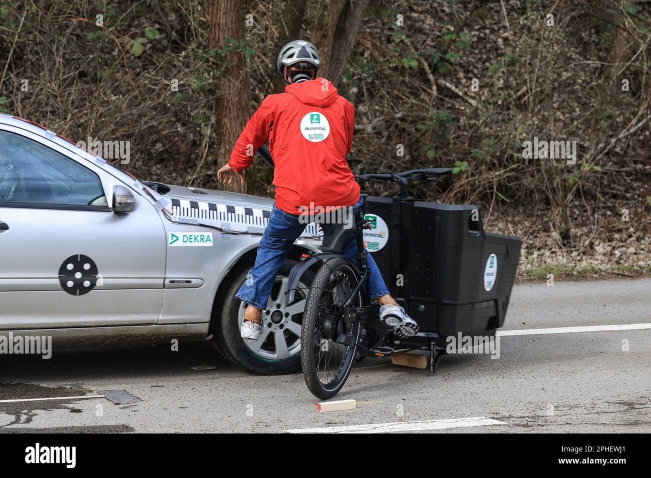 Essen, Germania. 28th Mar, 2023. Un crash test simula la collisione di un'auto con una bicicletta da carico. Alla presentazione di una campagna per l'uso responsabile delle biciclette da carico, Landesverkehrswacht ha dimostrato i pericoli utilizzando crash test. Credit: Oliver Berg/dpa/Alamy Live News Foto Stock