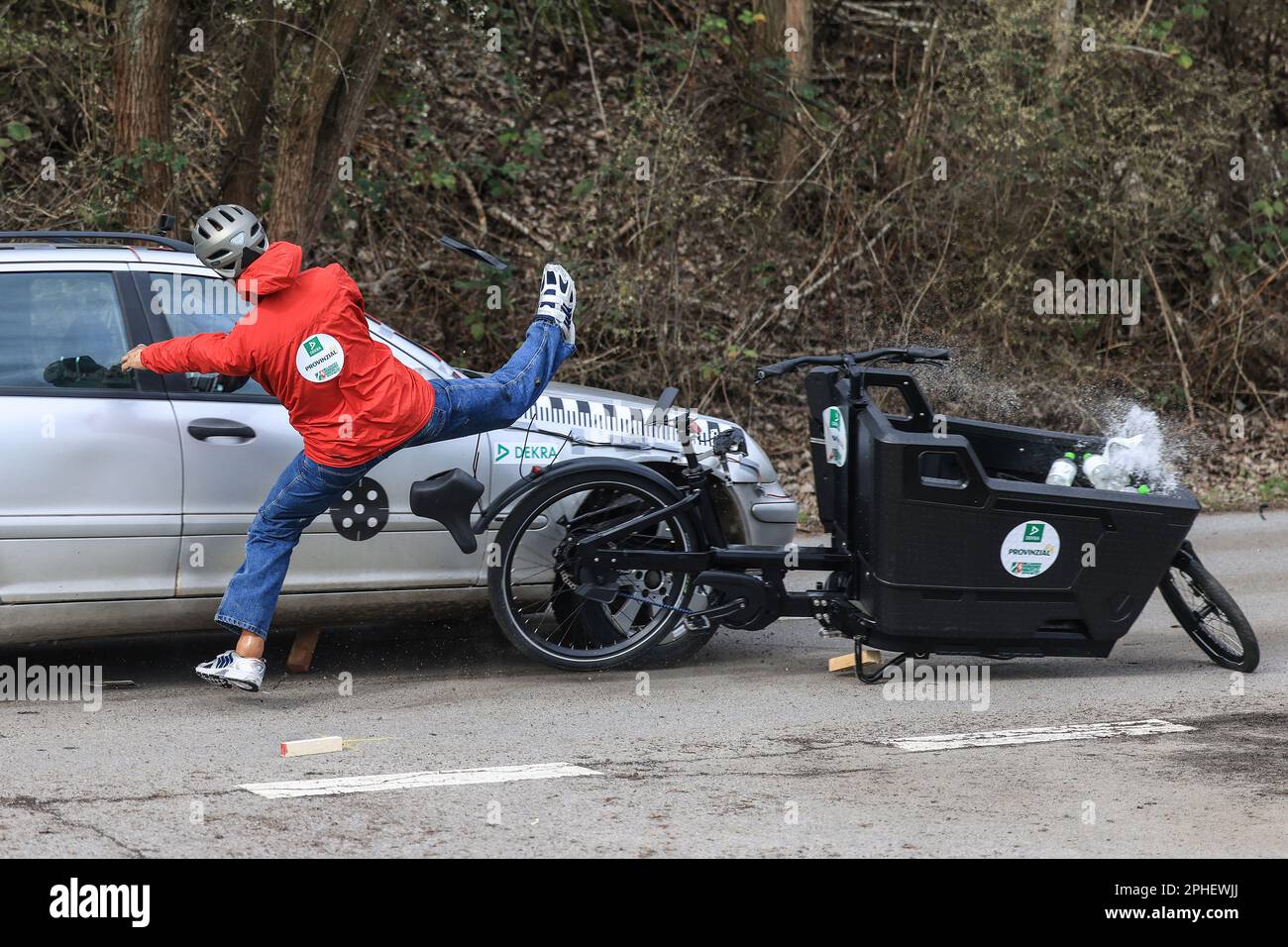 Essen, Germania. 28th Mar, 2023. Un crash test simula la collisione di un'auto con una bicicletta da carico. Alla presentazione di una campagna per l'uso responsabile delle biciclette da carico, Landesverkehrswacht ha dimostrato i pericoli utilizzando crash test. Credit: Oliver Berg/dpa/Alamy Live News Foto Stock