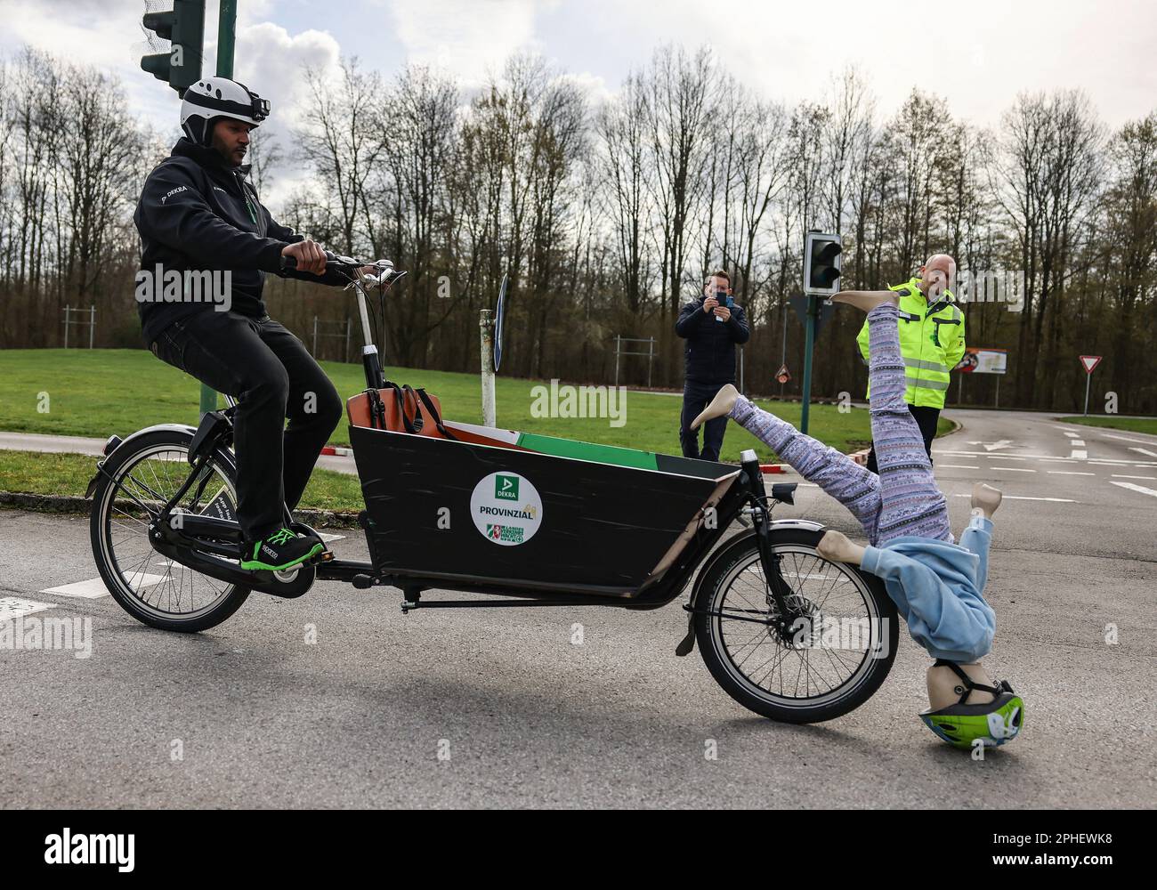 Essen, Germania. 28th Mar, 2023. Un ciclista simula una frenata completa con una bicicletta da carico in cui un bambino non assicurato è seduto. Alla presentazione di una campagna per l'uso responsabile delle biciclette da carico, Landesverkehrswacht ha dimostrato i pericoli utilizzando crash test. Credit: Oliver Berg/dpa/Alamy Live News Foto Stock
