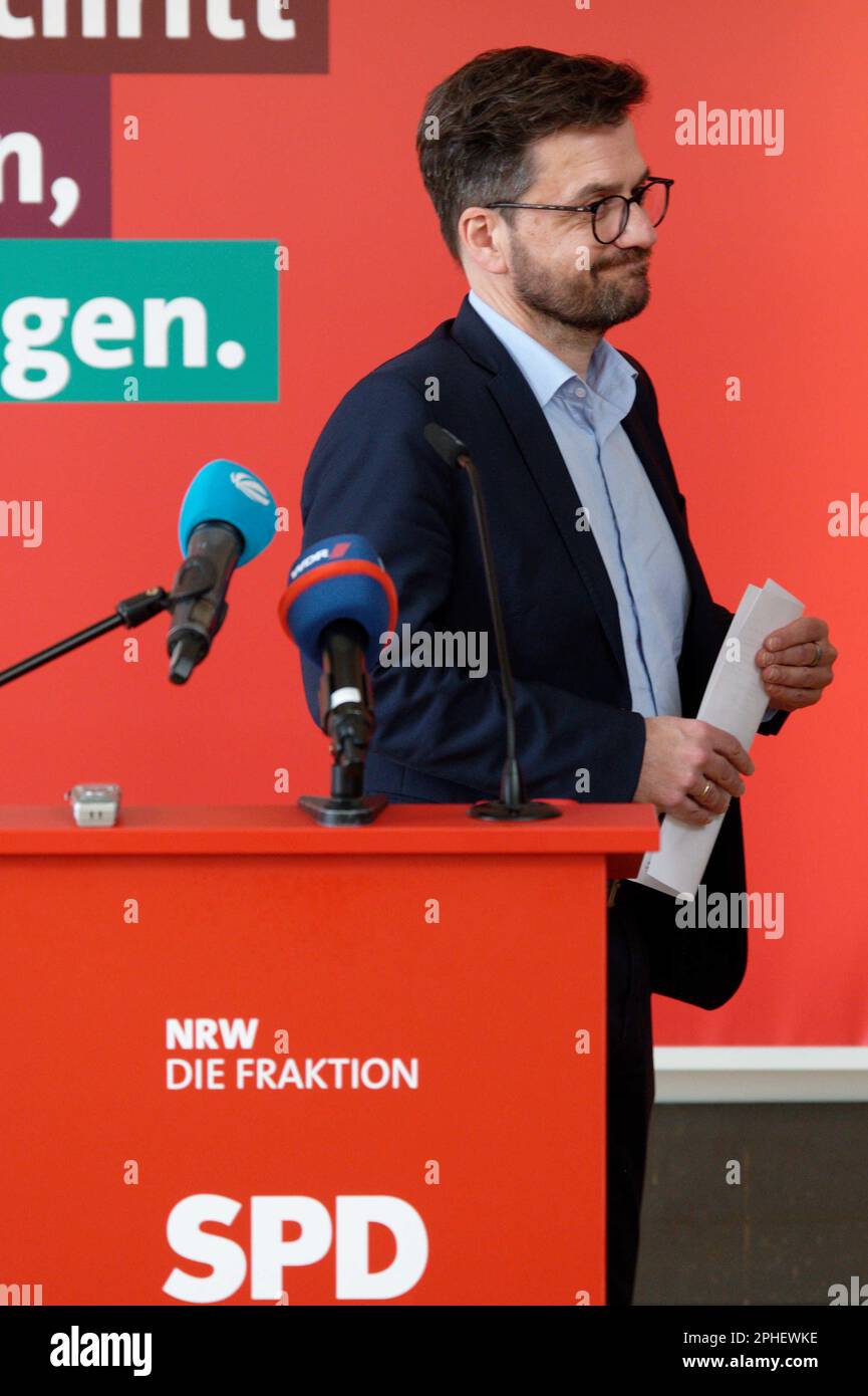 Duesseldorf, Germania. 28th Mar, 2023. Thomas Kutschaty, capo del gruppo parlamentare del DOCUP nel parlamento statale della Renania settentrionale-Vestfalia, fa una dichiarazione. In seguito alle sue dimissioni come leader del partito statale della Renania settentrionale-Vestfalia SPD, Kutschaty intende anche ritirarsi dalla carica di primo livello nel gruppo parlamentare statale. Credit: Henning Kaiser/dpa/Alamy Live News Foto Stock