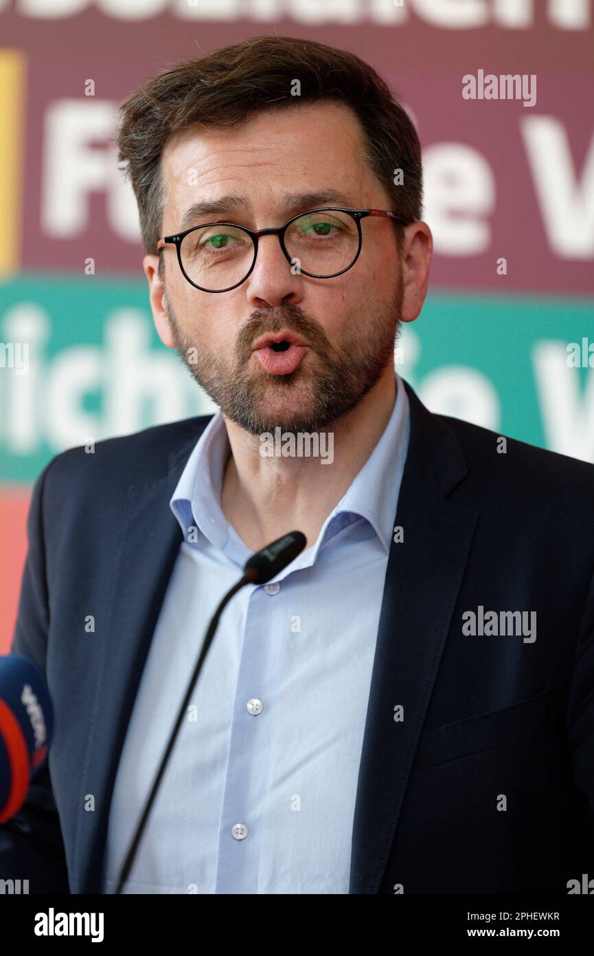 Duesseldorf, Germania. 28th Mar, 2023. Thomas Kutschaty, capo del gruppo parlamentare del DOCUP nel parlamento statale della Renania settentrionale-Vestfalia, fa una dichiarazione. In seguito alle sue dimissioni come leader del partito statale della Renania settentrionale-Vestfalia SPD, Kutschaty intende anche ritirarsi dalla carica di primo livello nel gruppo parlamentare statale. Credit: Henning Kaiser/dpa/Alamy Live News Foto Stock