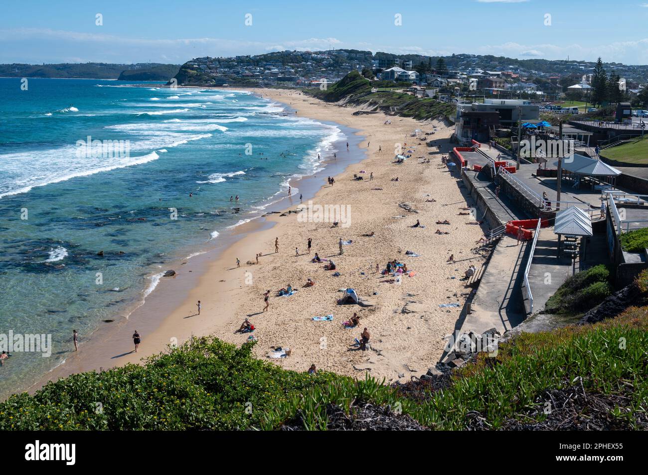 Le onde si avvolgono dall'Oceano Pacifico a Bar Beach, Newcastle, New South Wales, NSW, Australia. Foto Stock