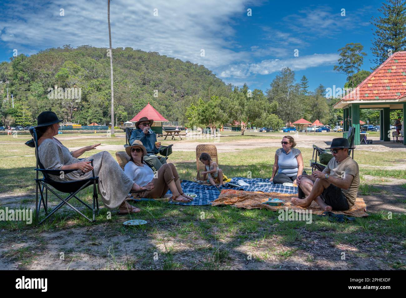 Un picnic in famiglia all'ombra di un albero a Bobbin Head, nel Parco Nazionale di Kuring-Gai Chase sul Fiume Hawkesbury, Sydney, nuovo Galles del Sud, Australia A. Foto Stock