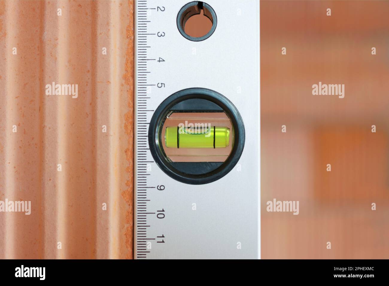 Primo piano di una livella a bolla d'aria nella linea a piombo Foto Stock