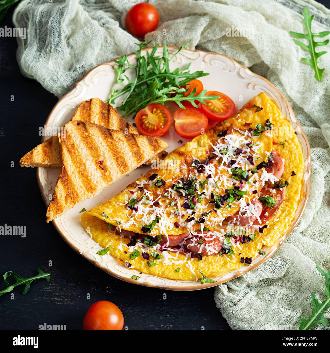 Frittata con salsiccia e verdure in padella Foto stock - Alamy