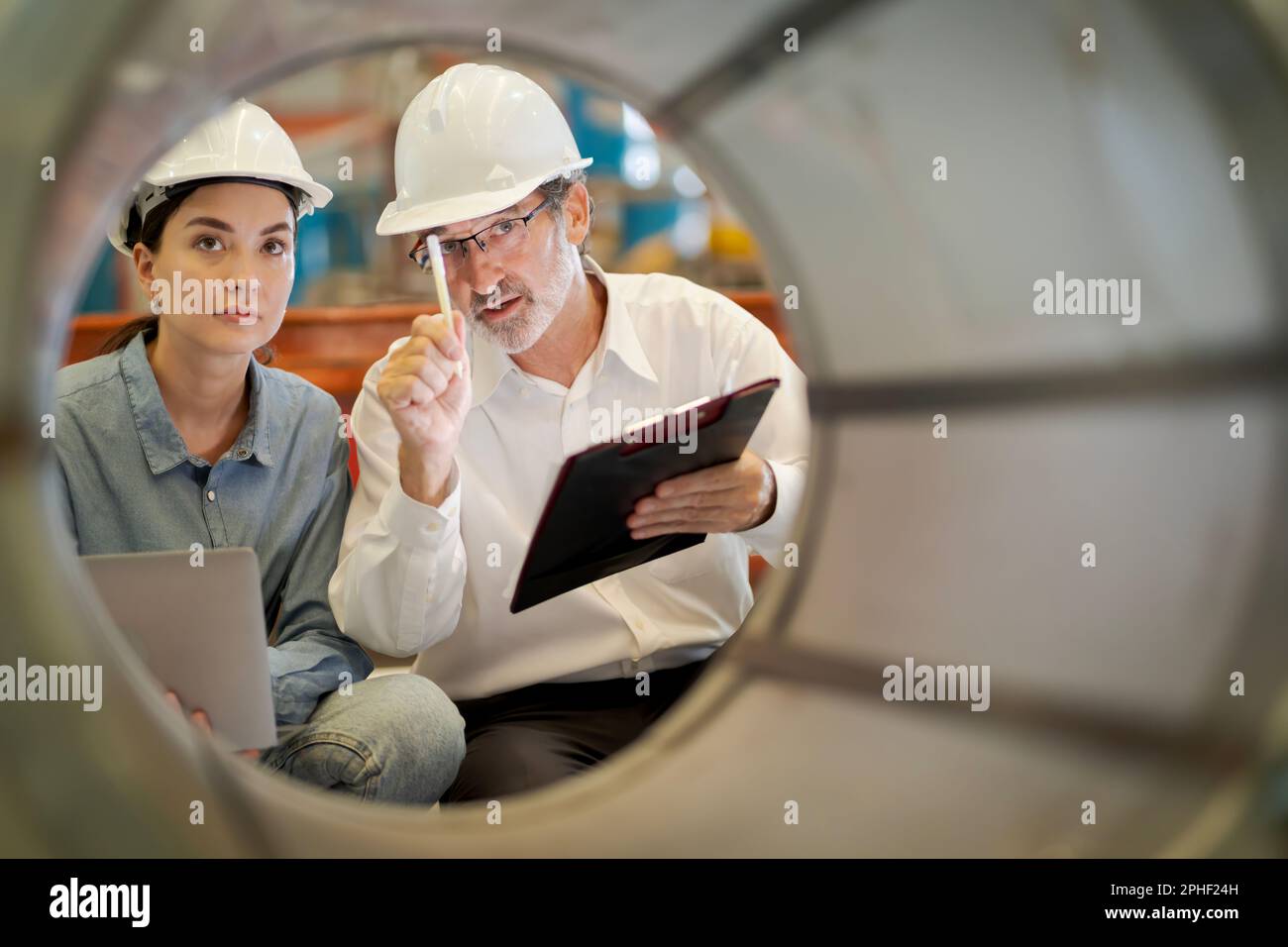 Una nuova generazione di ingegneri in una fabbrica di lamiere. Studiare metodi di lavoro da supervisori o colleghi e studiare da soli essere insegnato prof Foto Stock