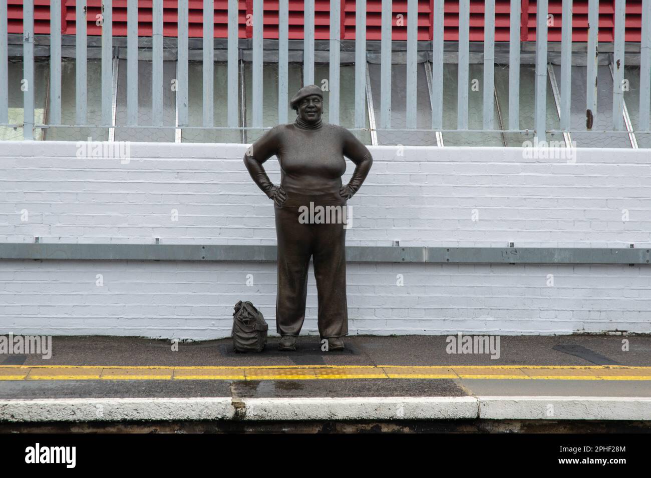 Il pezzo di piattaforme, ritenuto essere la prima rappresentazione del popolo nero in inghilterra creato dallo scultore Kevin Atherton, è stato installato per la prima volta nel 1986. Foto Stock