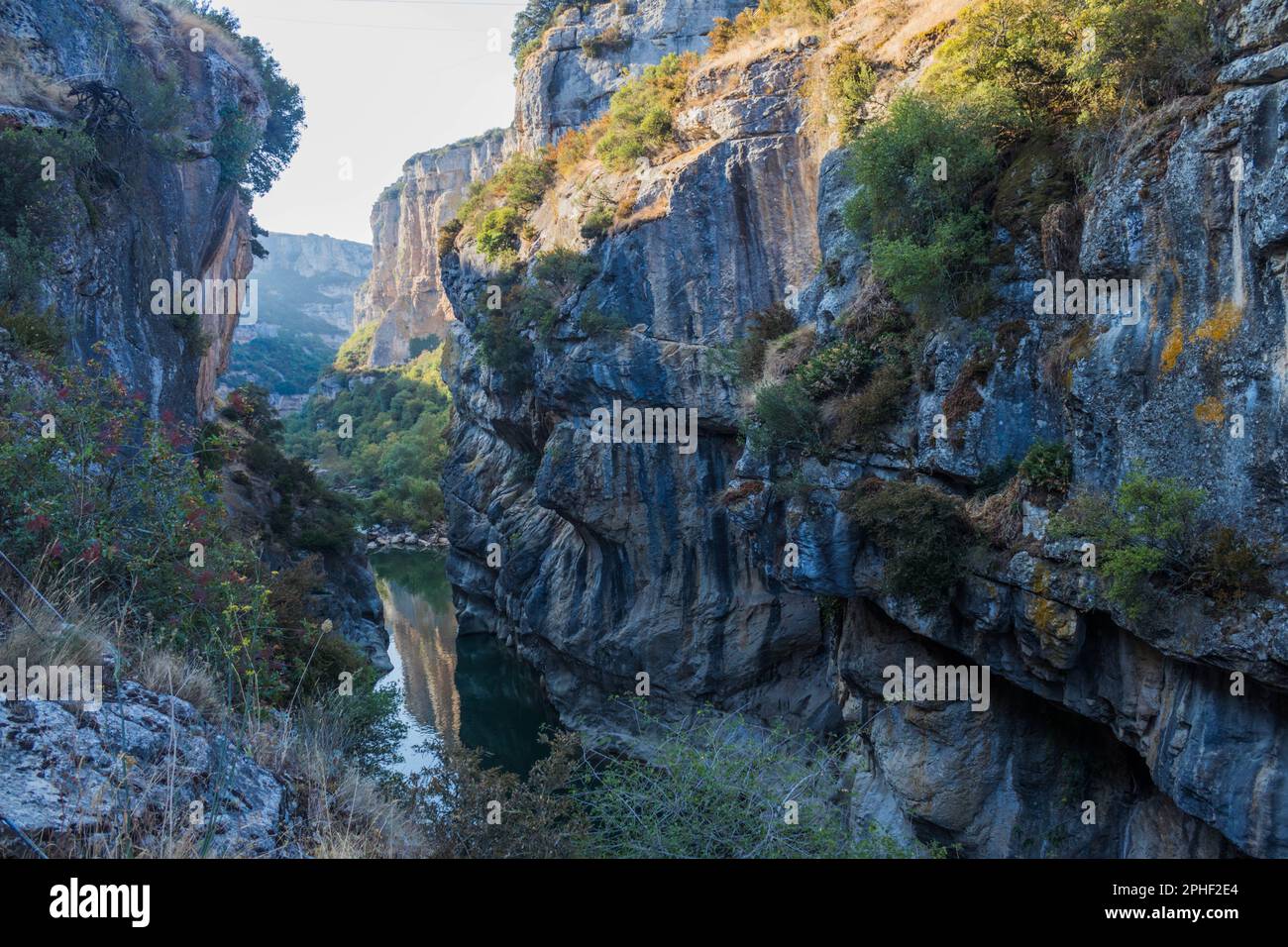 Bella vista dall'interno della Foz de Lumbier in Navarra Foto Stock