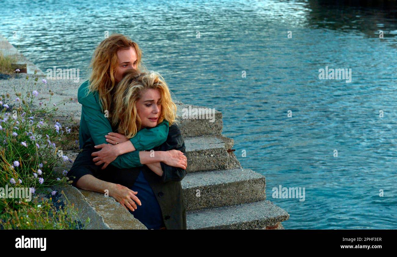 CATHERINE DENEUVE e DIANE KRUGER in TUTTO CIÒ CHE DIVIDE US (2017) -titolo originale: TOUT NOUS SEPARE-, diretto da THIERRY KLIFA. Credit: CN7 produzioni / Album Foto Stock CATHERINE DENEUVE e DIANE KRUGER in TUTTO CIÒ CHE DIVIDE US (2017) -titolo originale: TOUT NOUS SEPARE-, diretto da THIERRY KLIFA. Credit: CN7 produzioni / Album Foto Stock