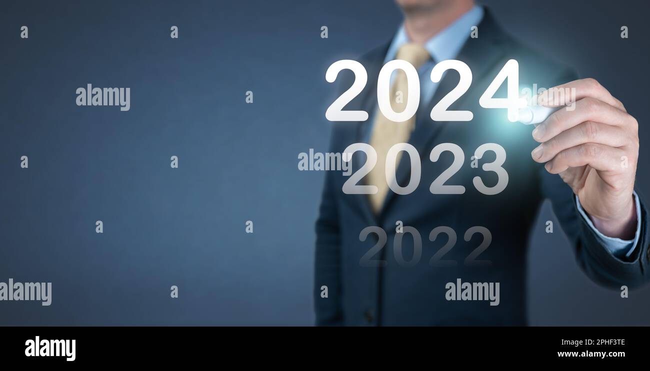 Mano uomo d'affari scrivere 2024 anno su schermo virtuale. Obiettivi aziendali e tecnologici e risultati conseguiti nel 2024. Piani per aumentare la crescita del business e un Foto Stock