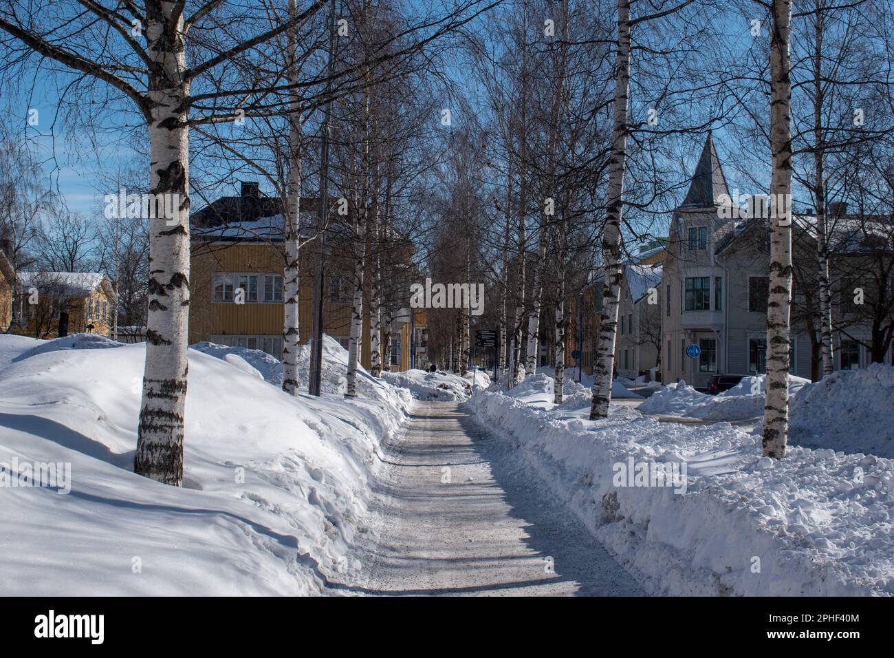 Umea, Svezia - Marzo 26 2023. Umea City Park vicino alla vecchia chiesa. Giornata invernale soleggiata. Foto Stock