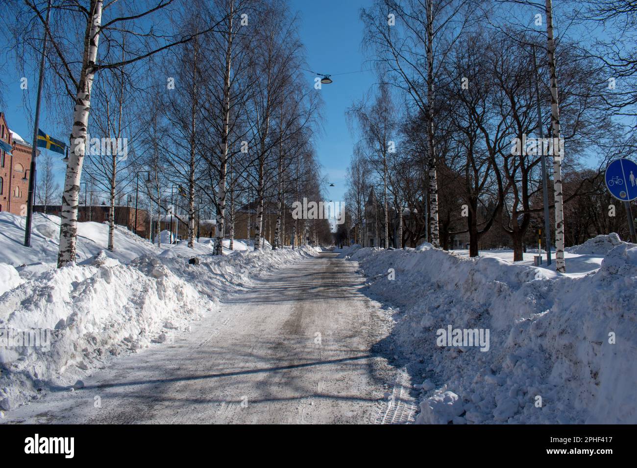 Umea, Svezia - Marzo 26 2023. Umea City Park vicino alla vecchia chiesa. Giornata invernale soleggiata. Foto Stock