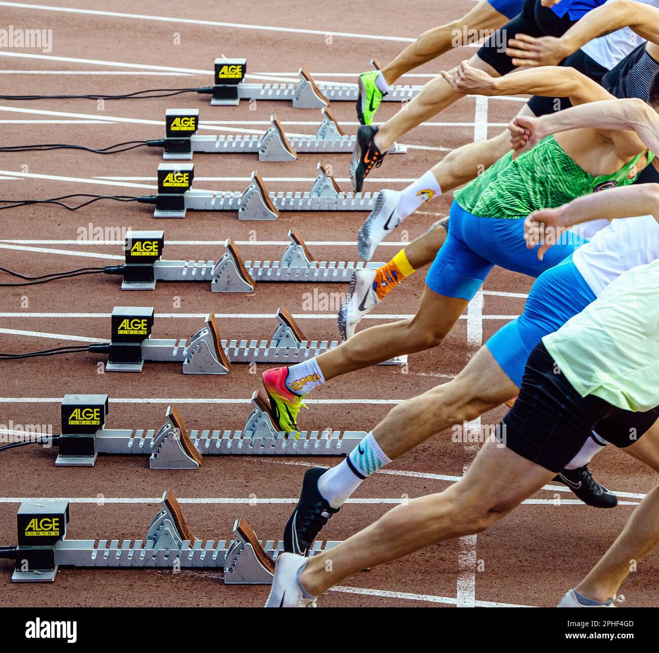 Gli atleti corridori in Nike Spikes iniziano la corsa partendo da blocchi di partenza Alge-Timing, gara di atletica da campionato del mondo, foto editoriali sportive Foto Stock