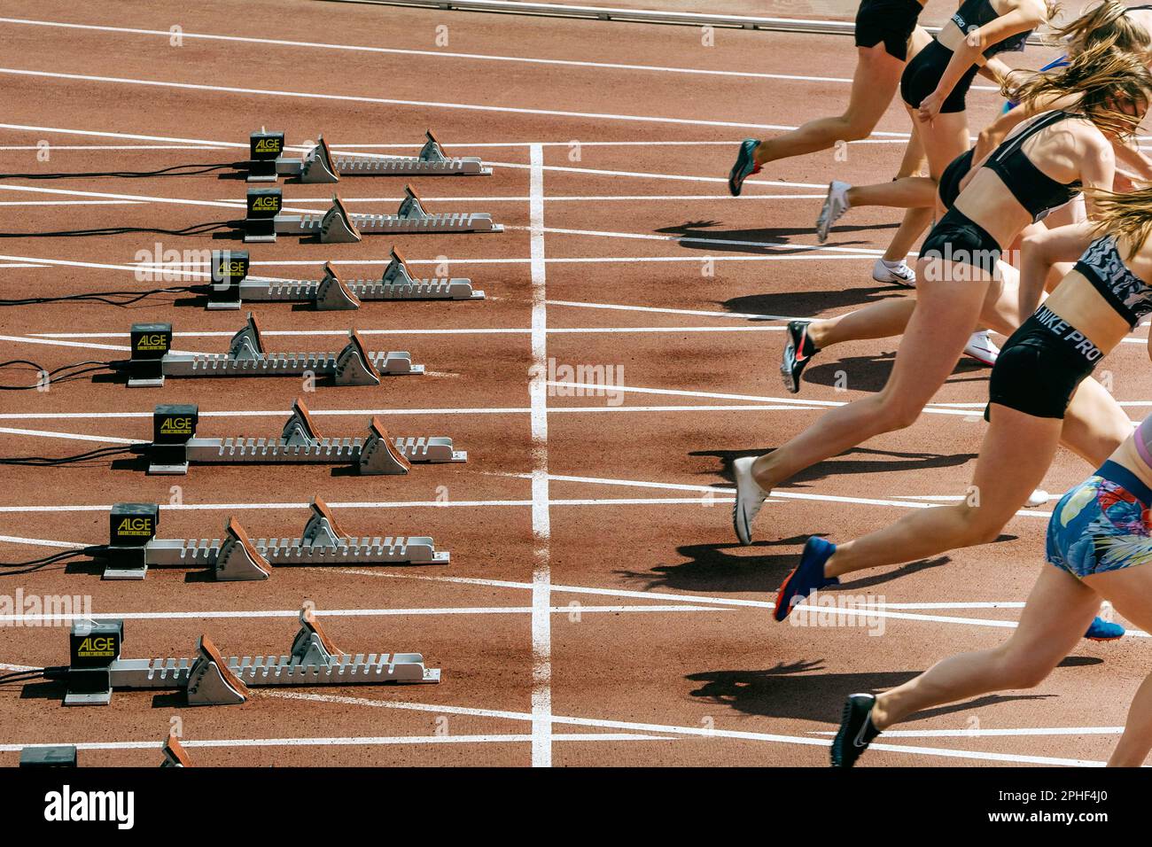 Le atlete di runner Nike Spikes iniziano la corsa partendo da blocchi di partenza Alge-Timing, competizione di atletica da campionato mondiale, editoriale sportivo Foto Stock