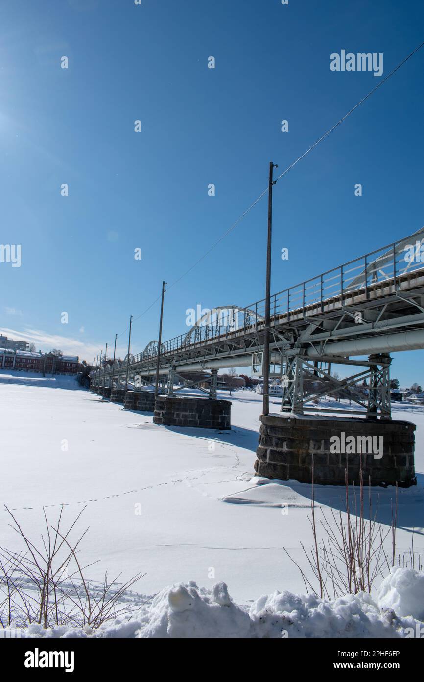 UMEA SVEZIA 26 MARZO 2023. Il fiume Umea in una giornata invernale limpida e soleggiata. Vasterbotten nel nord della Svezia. Foto Stock