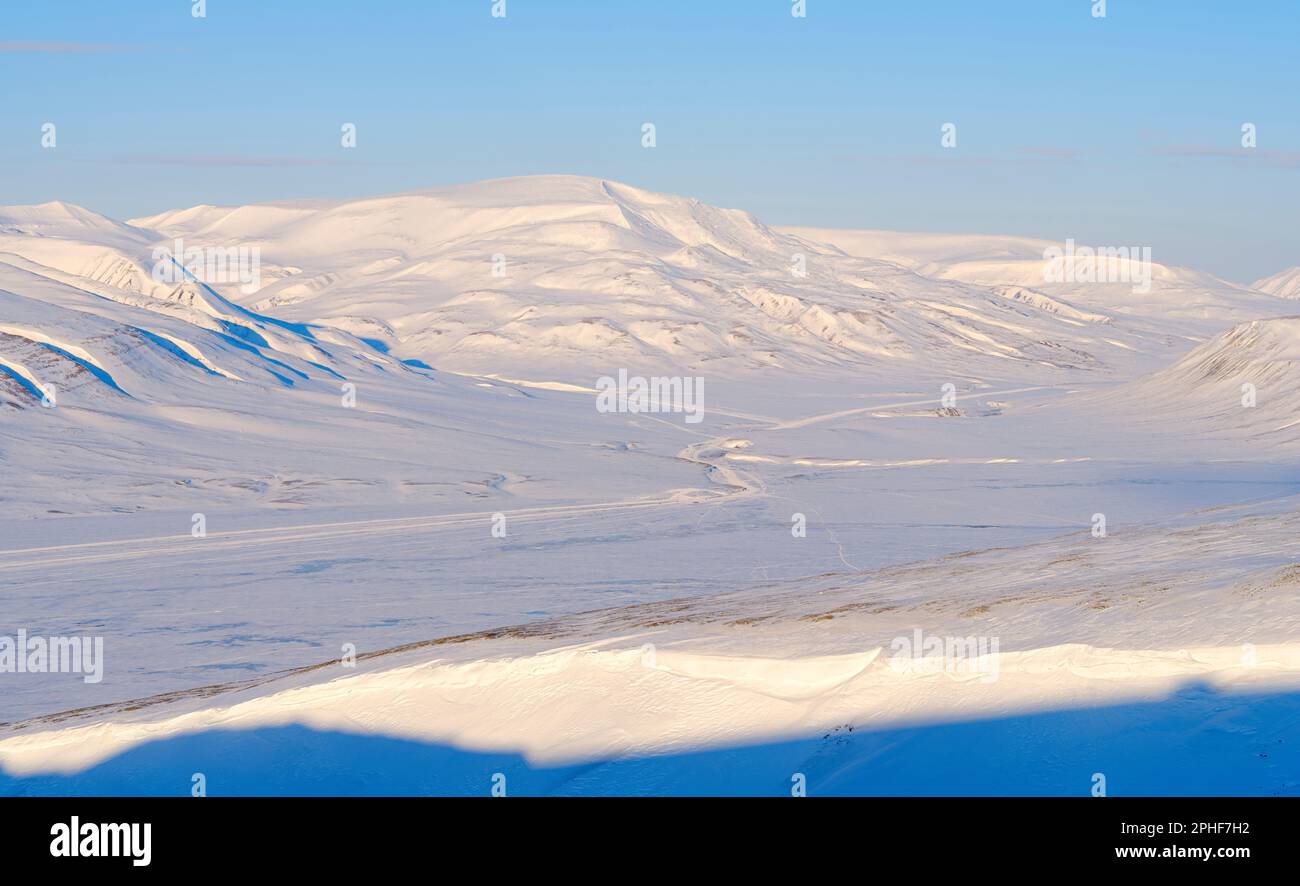 Landschaft im Adventdalen mit Spuren von Motorschlitten. Bei Longyearbyen auf der Insel Spitzbergen im Spitzbergen Archipel. Arktis, Europa, Skandinav Foto Stock