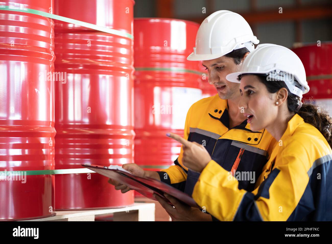 Una nuova generazione di ingegneri in una fabbrica di lamiere. Studiare metodi di lavoro da supervisori o colleghi e studiare da soli essere insegnato prof Foto Stock