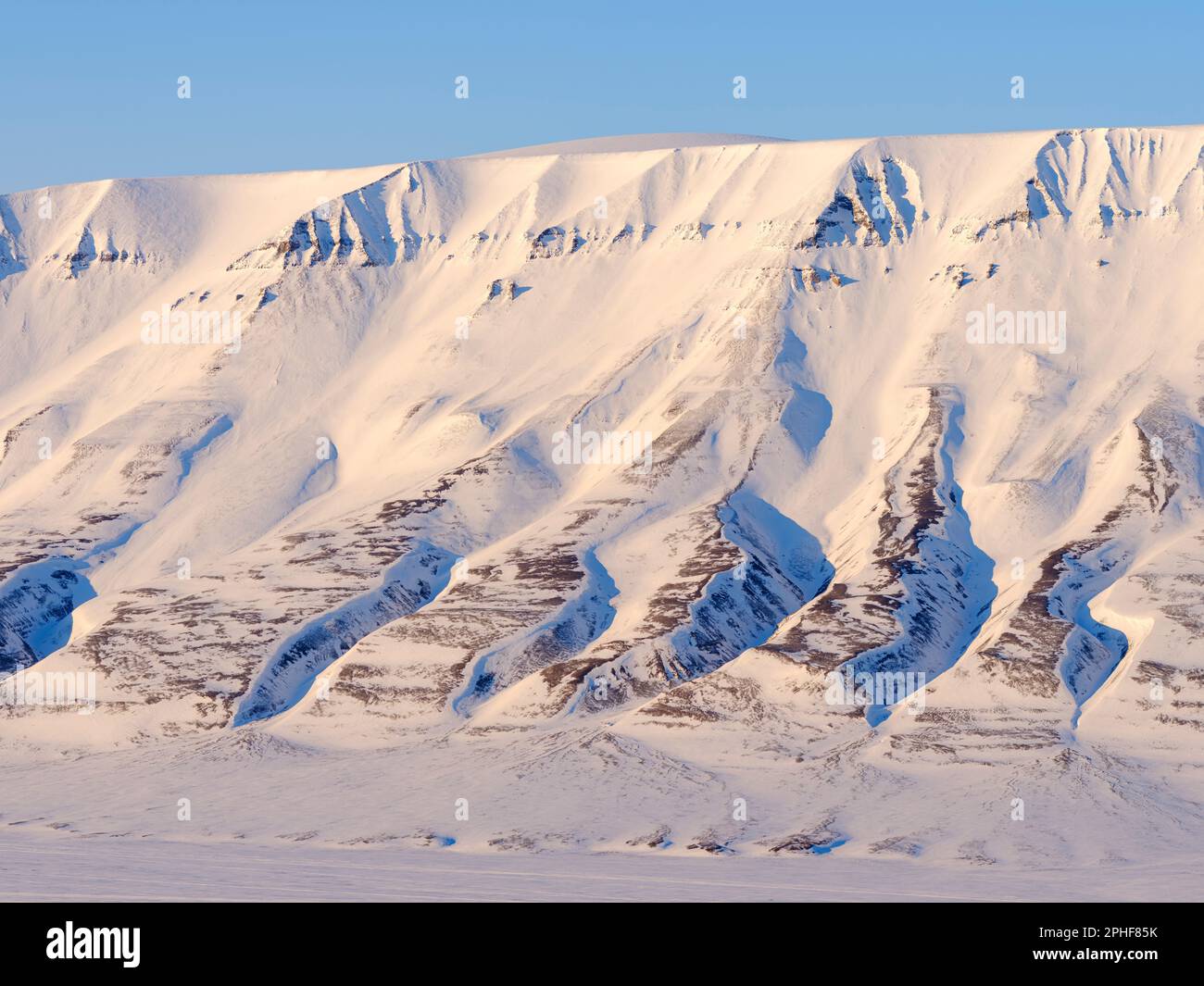 Landschaft im Adventdalen bei Longyearbyen auf der Insel Spitzbergen im Spitzbergen Archipel. Arktis, Europa, Skandinavien, Norwegen, Spitzbergen Foto Stock