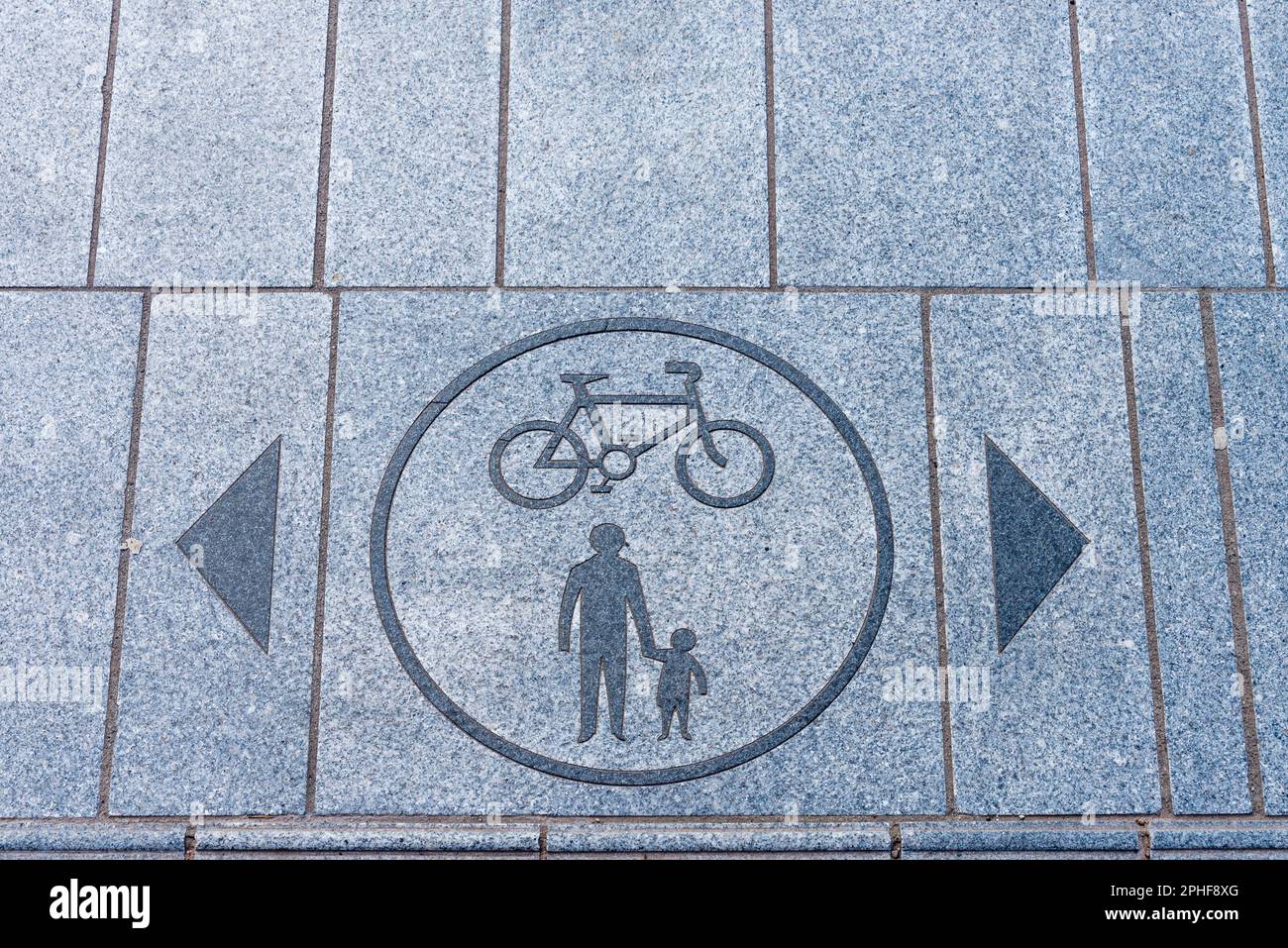 Cartello posto sul marciapiede che mostra pedoni e ciclisti dovrebbero mantenere lo spazio tra loro Foto Stock