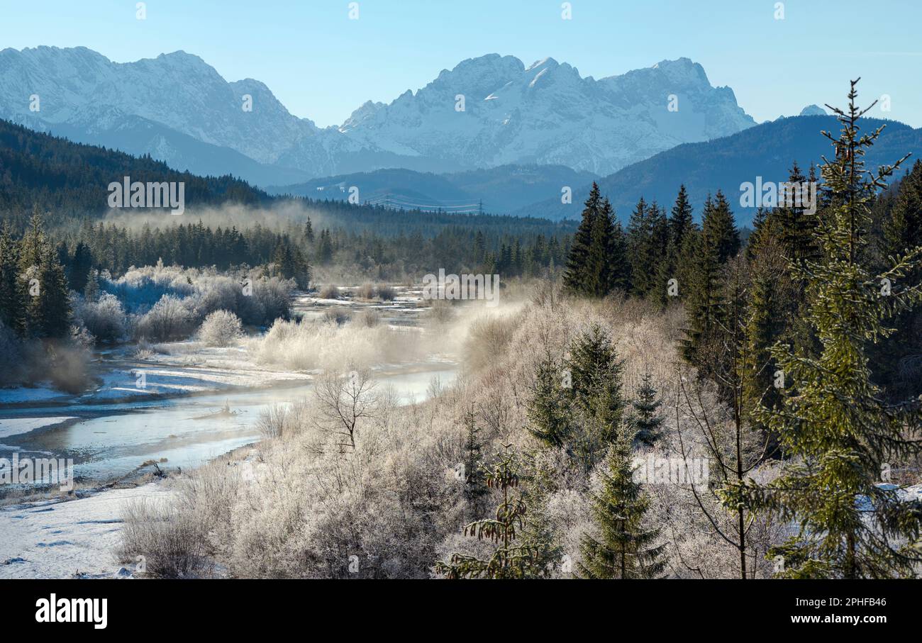 Vista verso la catena montuosa di Wallgau e Wetterstein. Paesaggio durante l'inverno al fiume Isar tra Vorderriss e Wallgau nella montagna del Karwendel ra Foto Stock