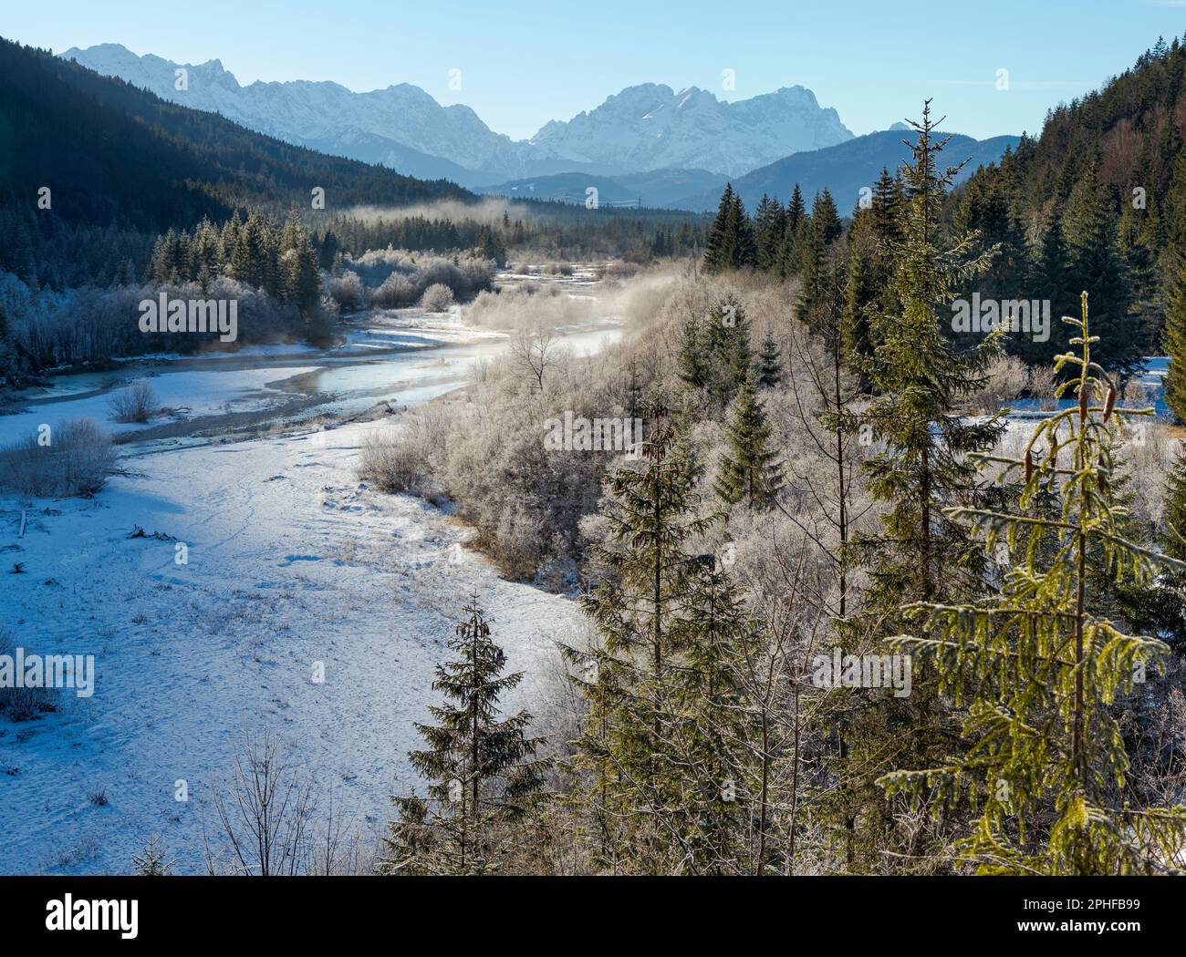 Vista verso la catena montuosa di Wallgau e Wetterstein. Paesaggio durante l'inverno al fiume Isar tra Vorderriss e Wallgau nella montagna del Karwendel ra Foto Stock
