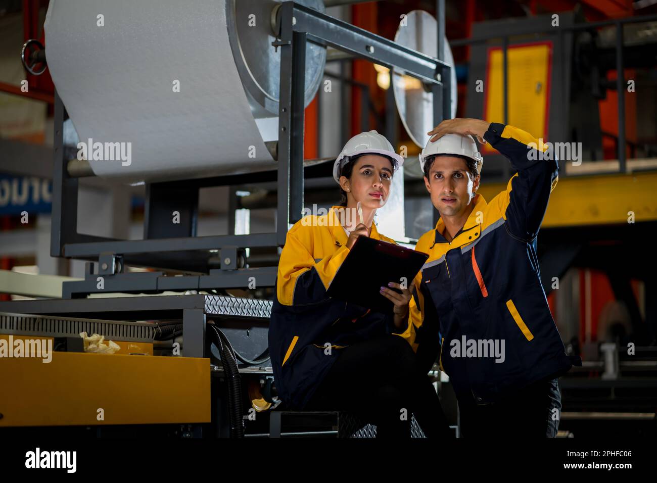 Una nuova generazione di ingegneri in una fabbrica di lamiere. Studiare metodi di lavoro da supervisori o colleghi e studiare da soli essere insegnato prof Foto Stock