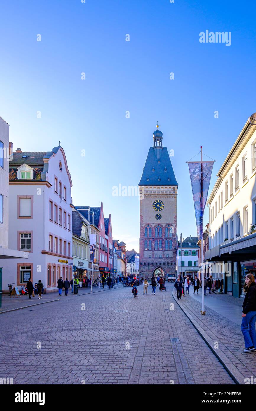 Speyer, Renania-Palatinato, Germania, Europa, paesaggio di Maximilianstrasse abitata guardando verso ovest verso il Altpörtel. Foto Stock