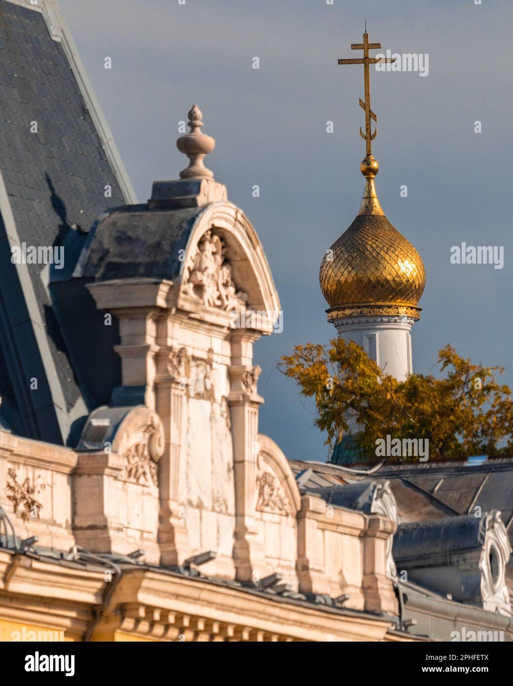La chiesa russa a Sofia, Bulgaria, vista dietro il vecchio Palazzo dello Zar Foto Stock