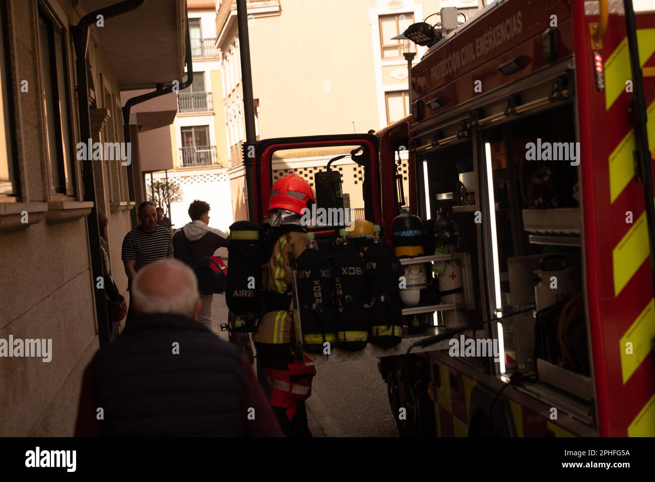 Cangas, Pontevedra, Spagna. marzo, 28th 2023. Le squadre di emergenza si preparano per il secondo intervento. polizia e guardia civile. Credit: Xan Gasalla /Alamy Live News. Foto Stock