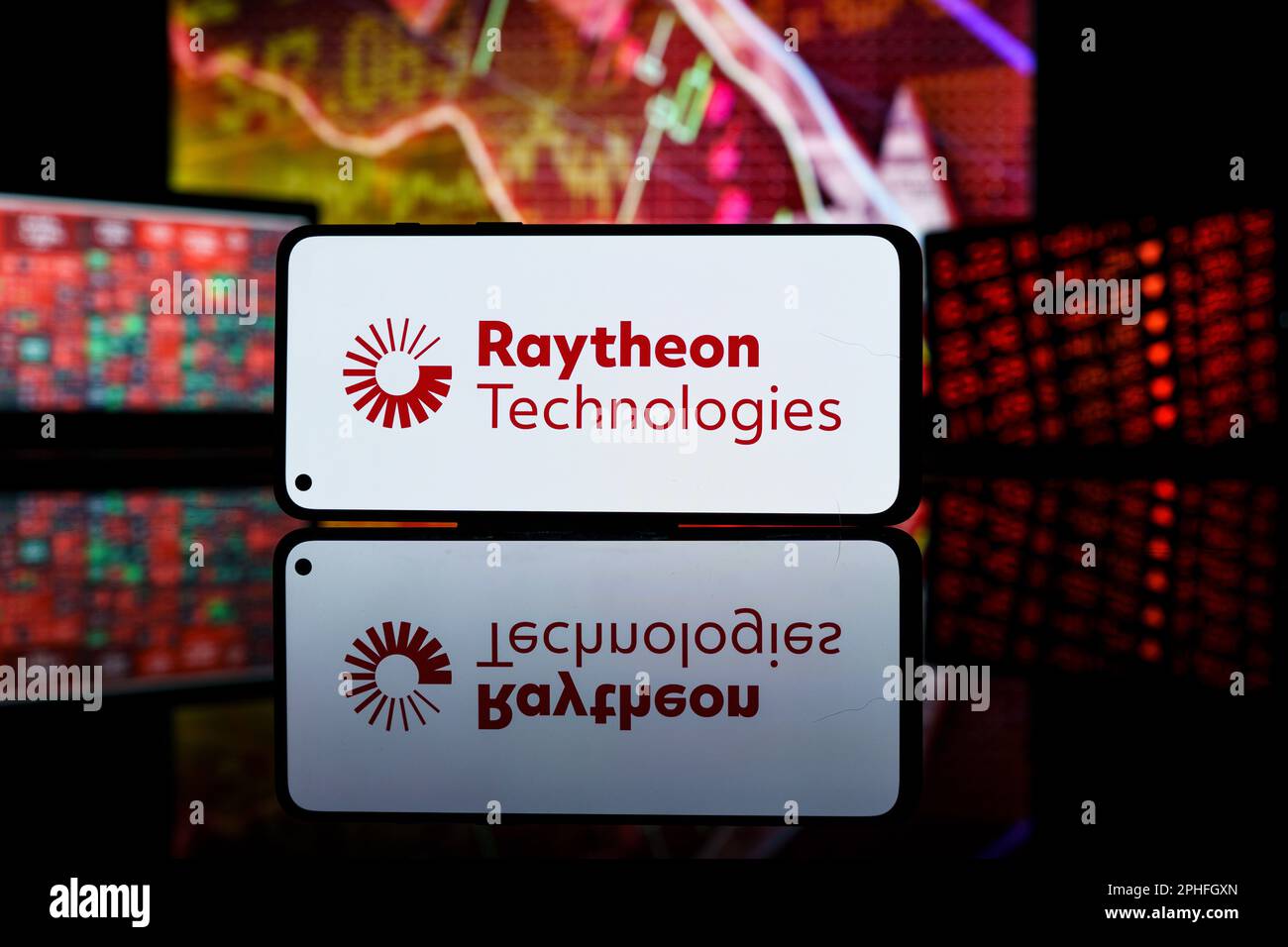 Parigi, Francia - 2023 marzo 28: Le azioni della società Raytheon Technologies sono diminuite sul mercato azionario. Raytheon tecnologie società crisi finanziaria e f Foto Stock