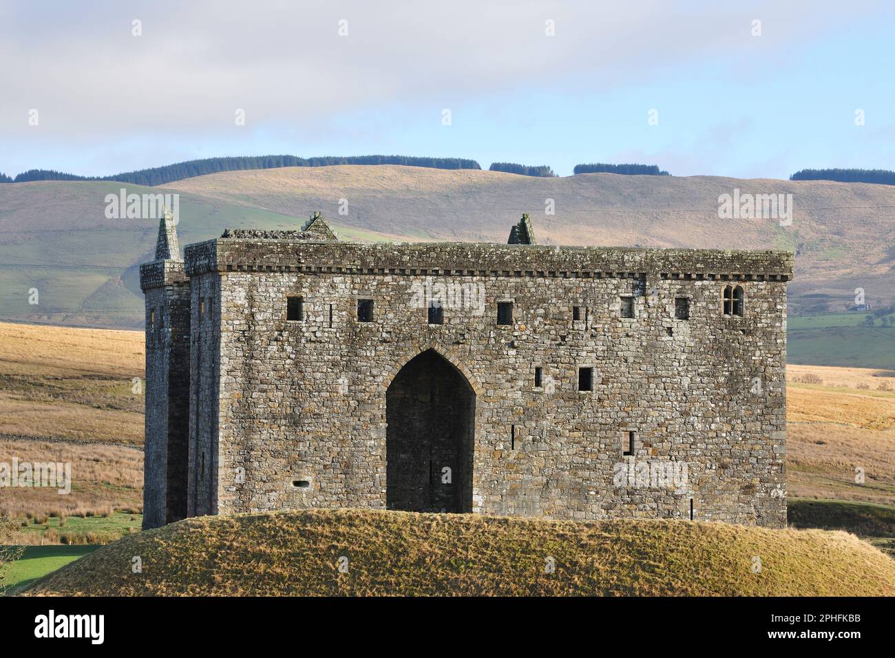 Hermitage Castle, un castello medievale semi-rovinato risalente al 1300, che è sotto la cura della Scozia storica, Liddlesdale, Roxburghshire. Foto Stock
