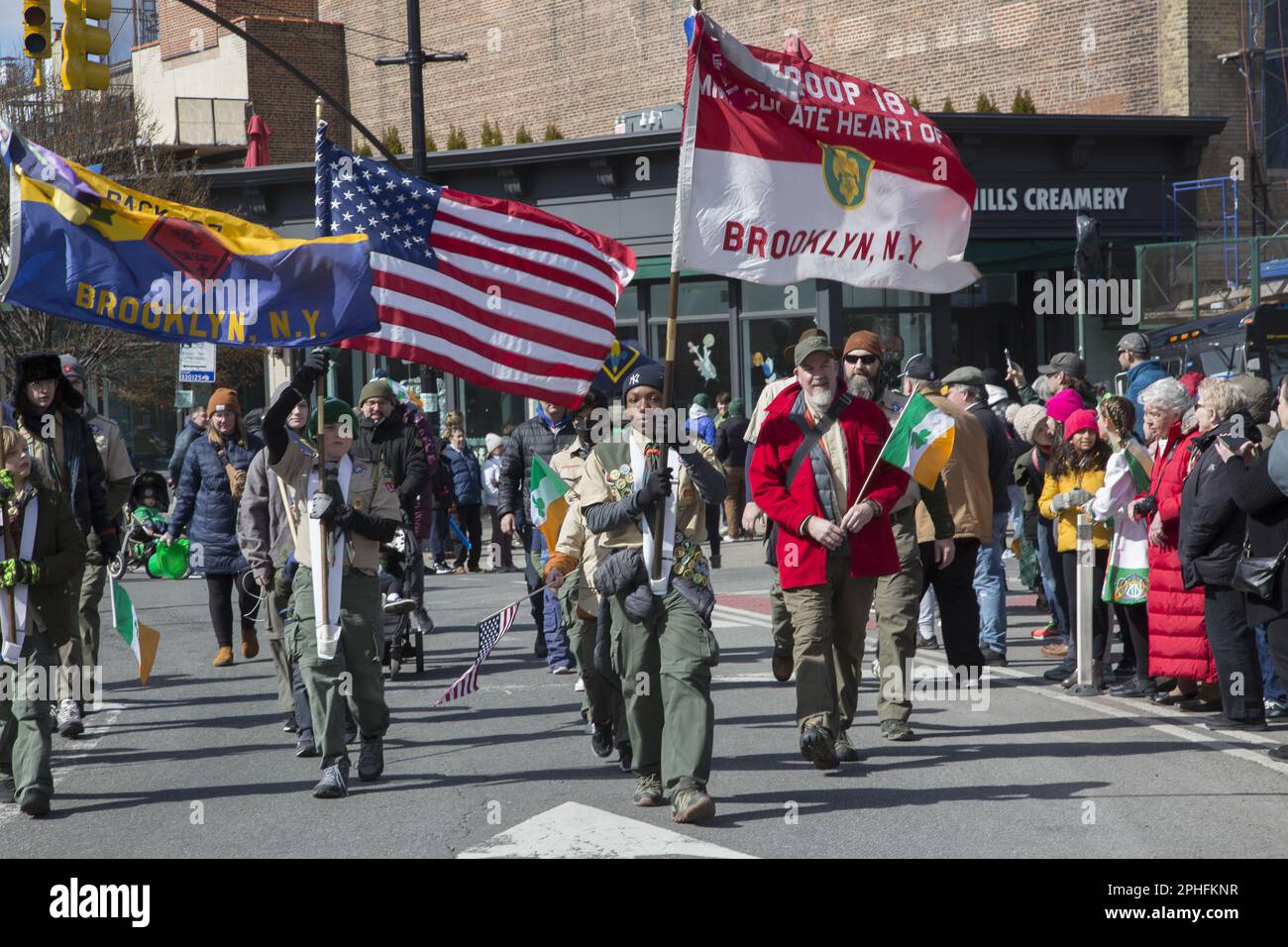 Parata irlandese di San Patrizio nel quartiere Park Slope di Brooklyn, New York. Brooklyn Boy Scouts marcia nella parata. Foto Stock