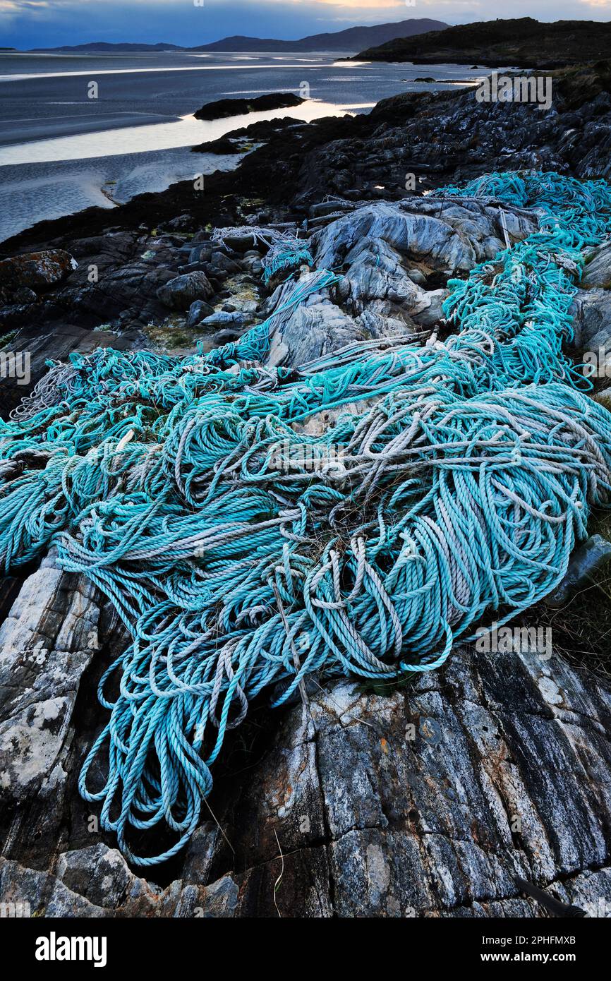 Inquinamento marino di plastica con corda di plastica scartata e rete di pesca commerciale lavato su riva a Luskentyre, Harris sud-occidentale. Foto Stock