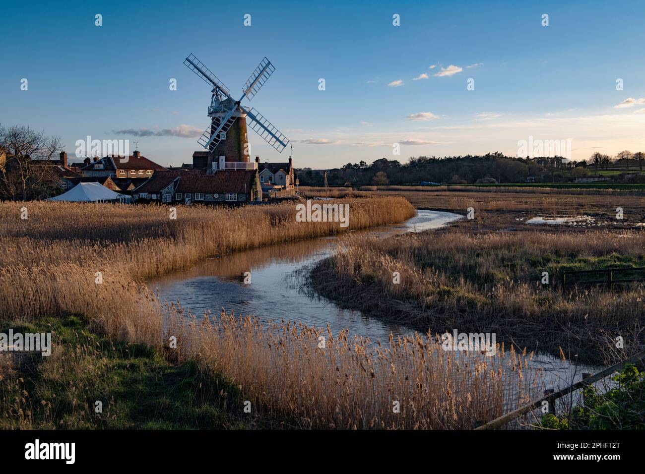 Norfolk Marshes Norfolk Inghilterra Marzo 2023 Cley Windmill a Cley on Cley Marshes che mostra letti di canna. Foto Stock