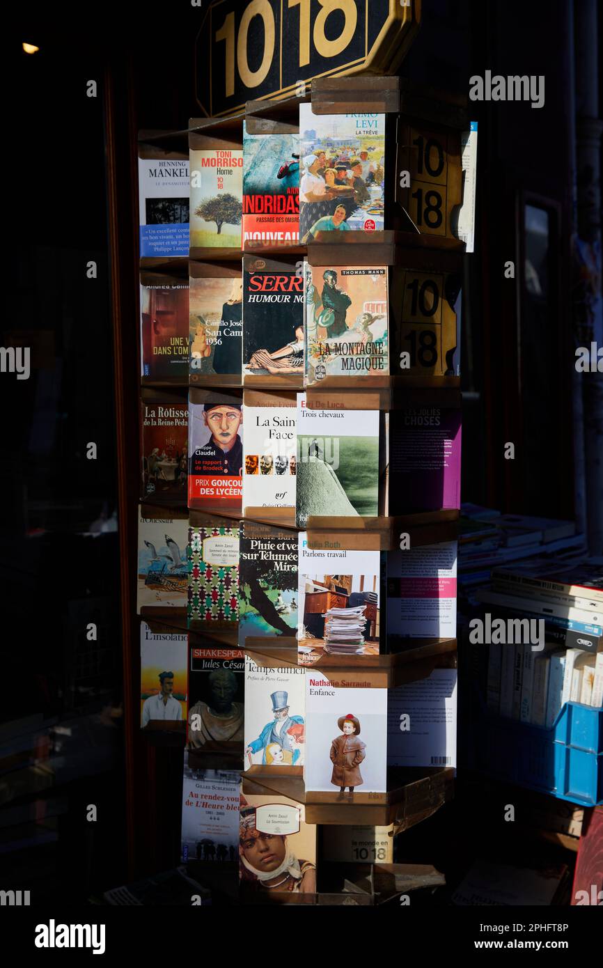 Libri in lingua francese, paperback romanzi, su un rack di libro al di fuori di una libreria antiquaria, Parigi, Francia Foto Stock