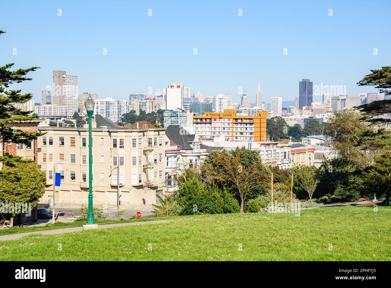 Vista dello skyline di San Francisco da un parco collinare in una soleggiata giornata autunnale Foto Stock