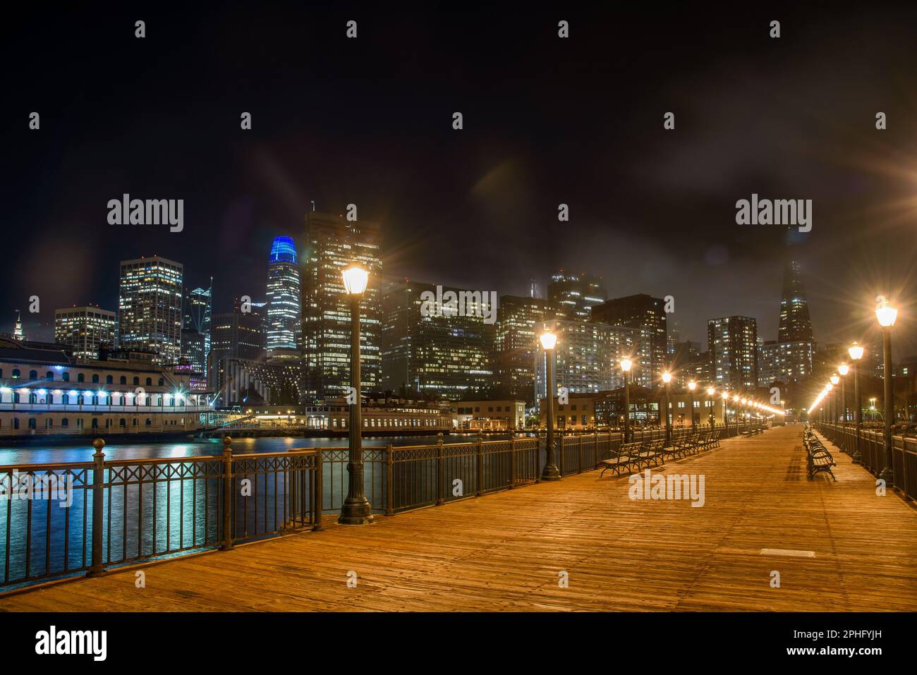Vista notturna dello skyline del quartiere finanziario di San Francisco dal molo sette Foto Stock