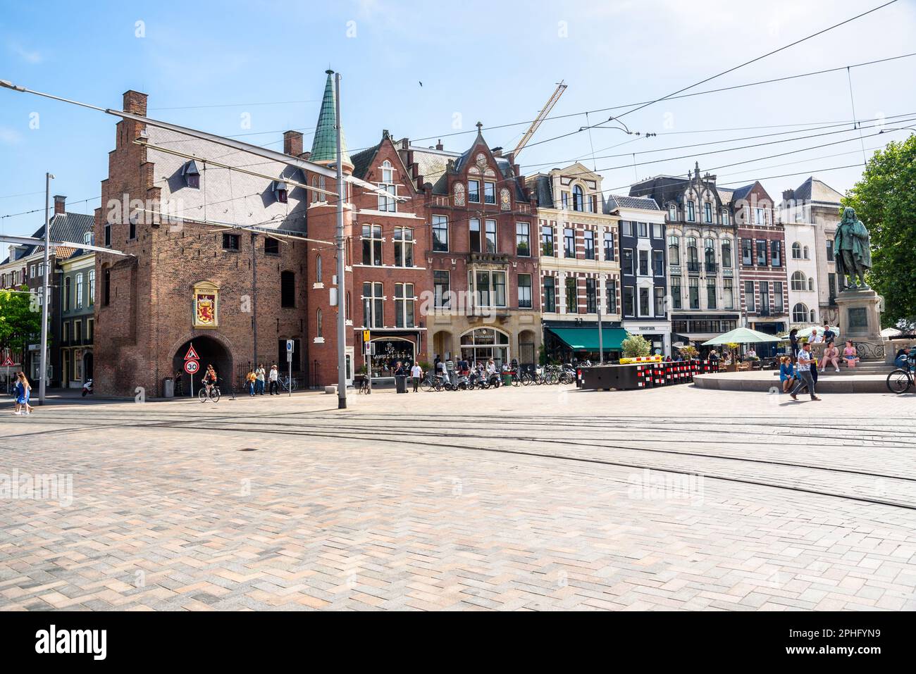 L'Aia, Paesi Bassi - 17 giugno 2022: Edifici tradizionali fiancheggiano De Plaats, una delle piazze più piccole dell'Aia. Foto Stock