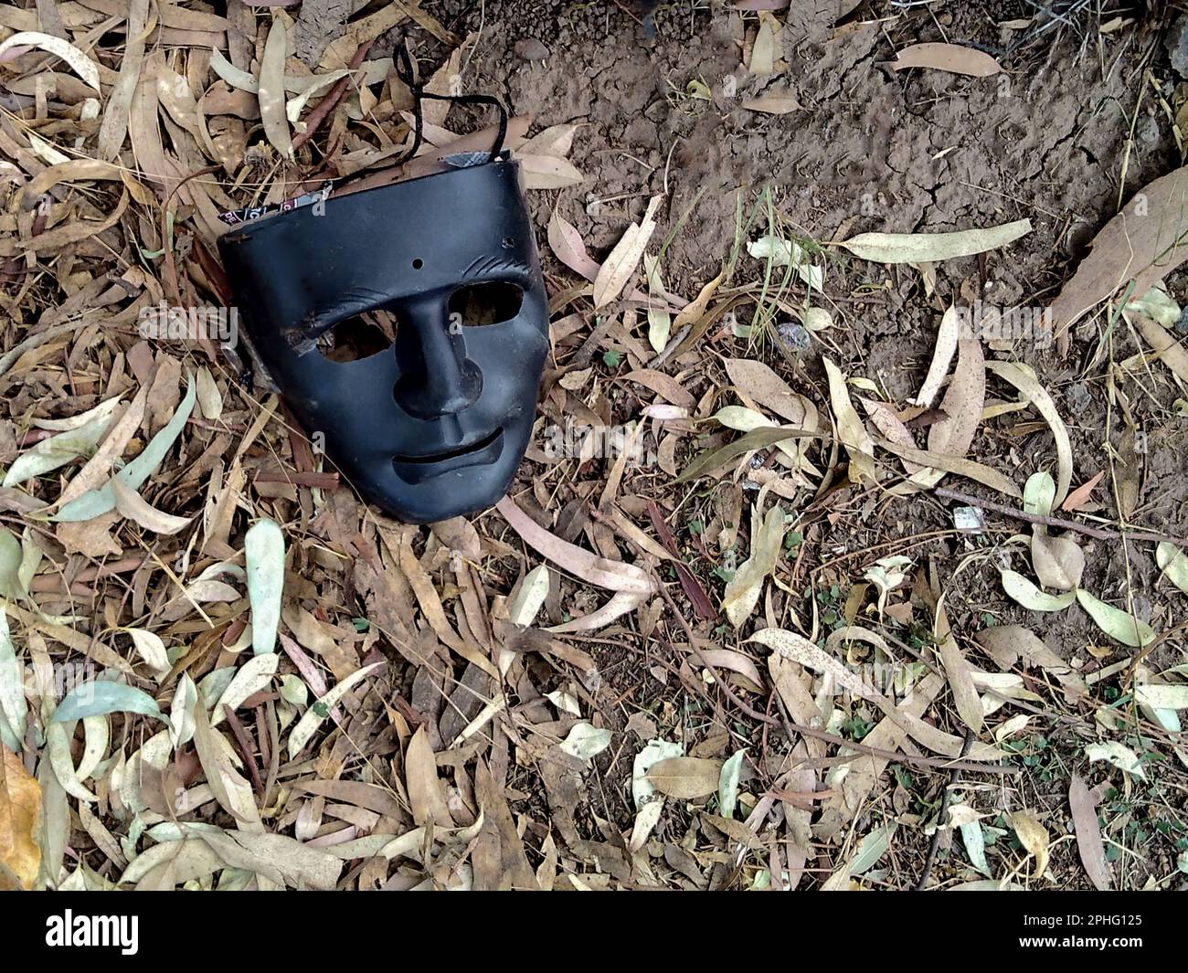 maschera nera trovata in un luogo dove fanno rites satanici Foto Stock