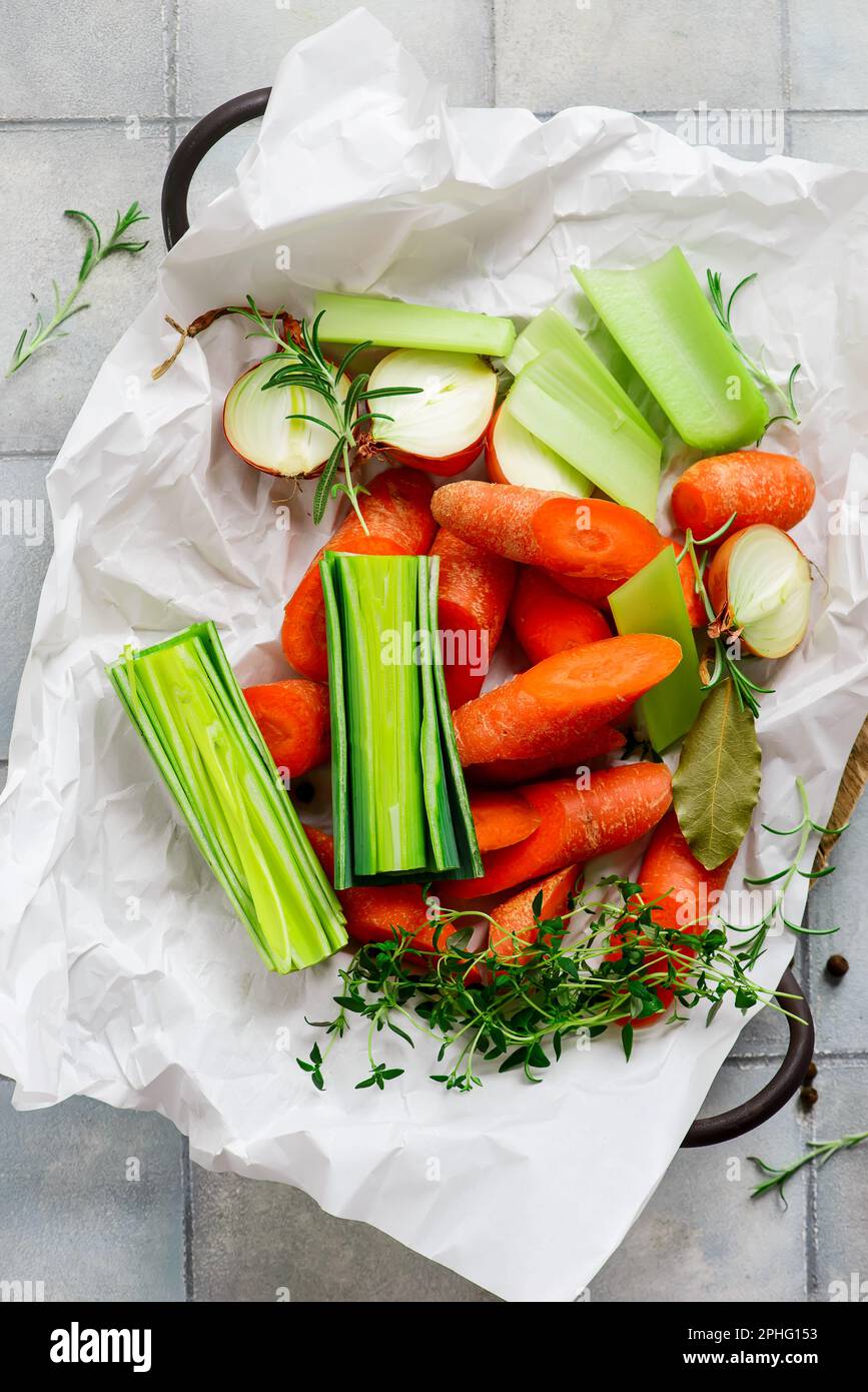 Verdure fresche ed erbe per brodo sul fuoco table.selective Foto Stock