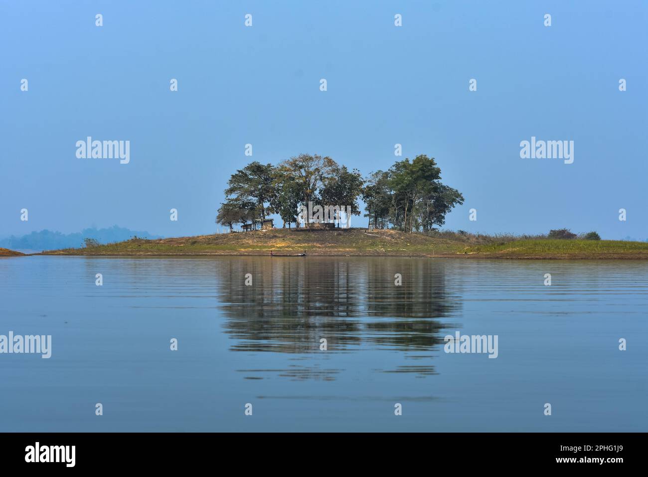 Una piccola isola lacustre a Damboor . Con acqua limpida e riflesso di alberi in una giornata di sole . Foto Stock Una piccola isola lacustre a Damboor . Con acqua limpida e riflesso di alberi in una giornata di sole . Foto Stock