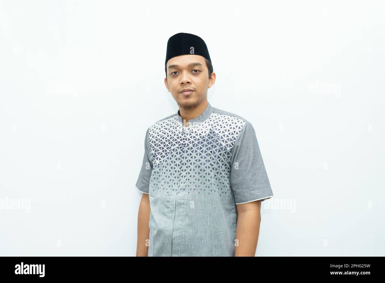 Ritratto dell'uomo musulmano indonesiano asiatico sorridente Foto Stock