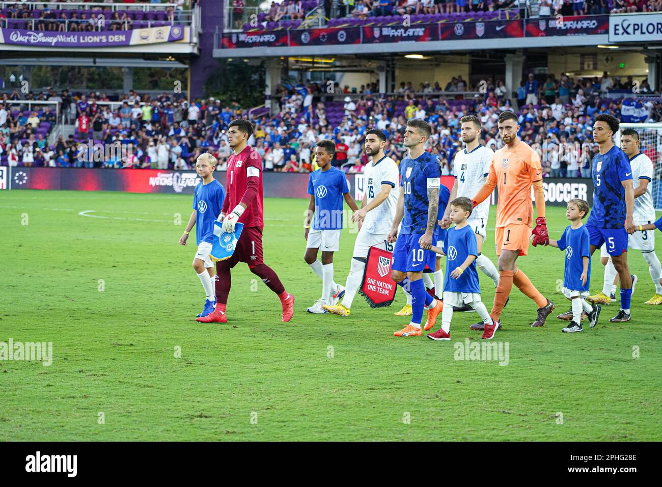 Orlando, Florida, 27 marzo 2023, i giocatori di El Salvador e Stati Uniti entrano in campo durante il ConCACAF Nations League Match all'Exploria Stadium. (Photo Credit: Marty Jean-Louis/Alamy Live News Foto Stock