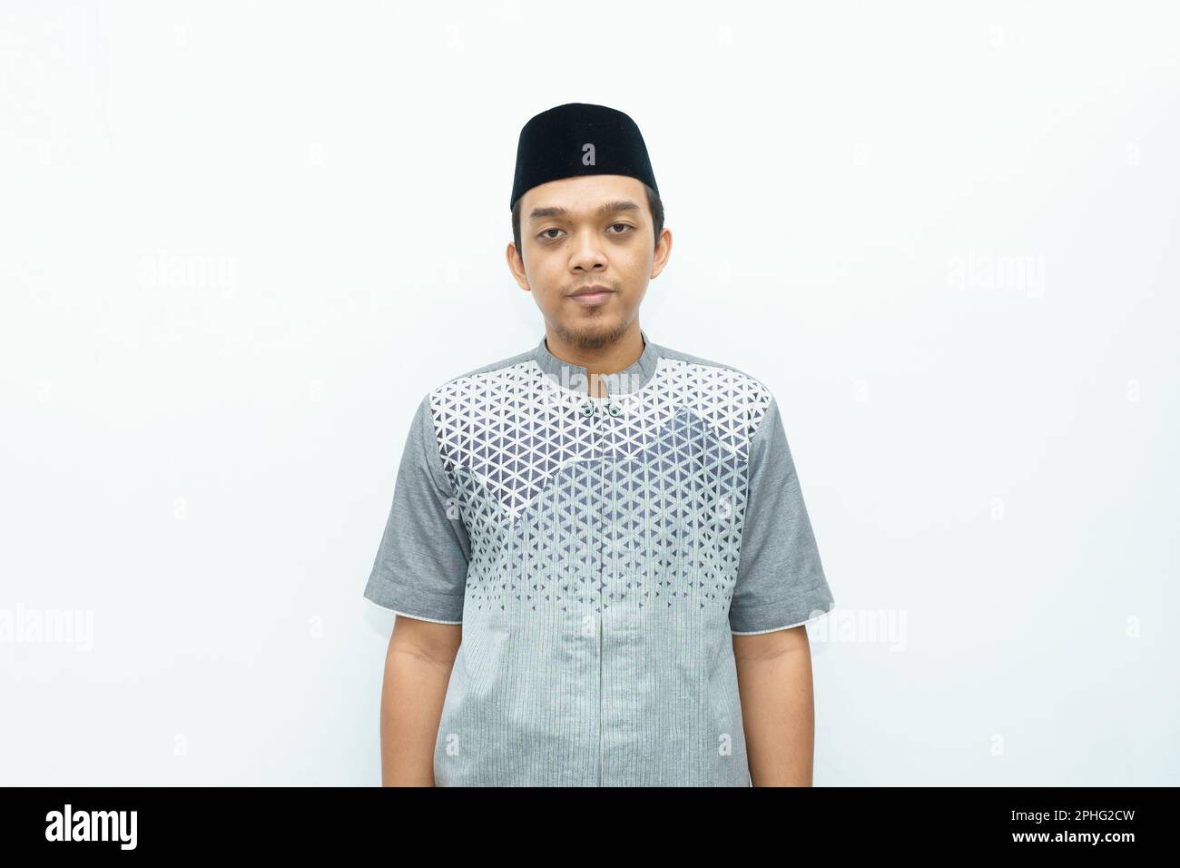 Ritratto dell'uomo musulmano indonesiano asiatico sorridente Foto Stock